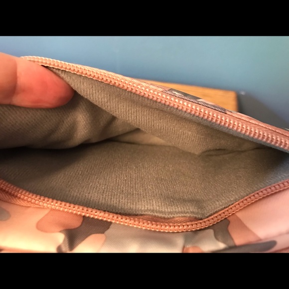 Lug Brand NWT Roundabout 2 in Camo Rose. Includes strap but not wristlet. - Picture 8 of 11